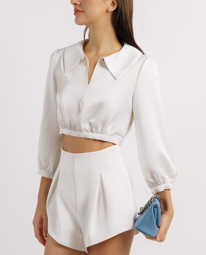 Áo sơ mi croptop kết hợp với quần short đồng bộ trắng tạo nên set đồ cho quý cô thời thượng