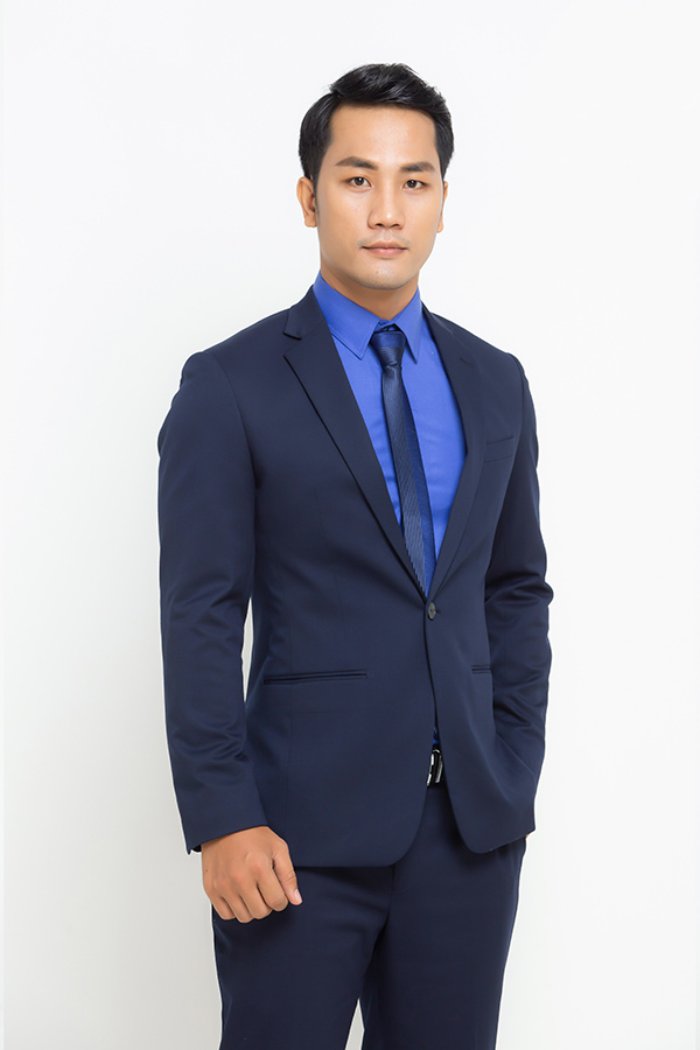 Bộ vest sẫm màu mix cùng áo sơ mi xanh và cà vạt tạo thành set trang phục công sở hoàn hảo