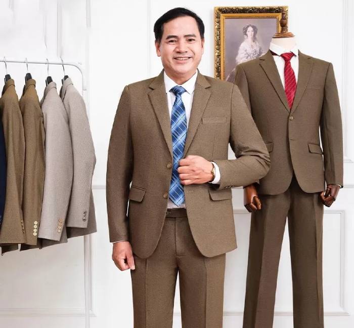 Trang phục vest có 2 màu xám và nâu cho quý ông lựa chọn tùy ý