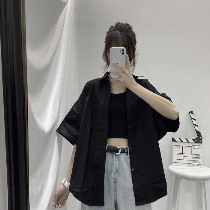 Phối sơ mi đen form rộng khoác ngoài croptop năng động