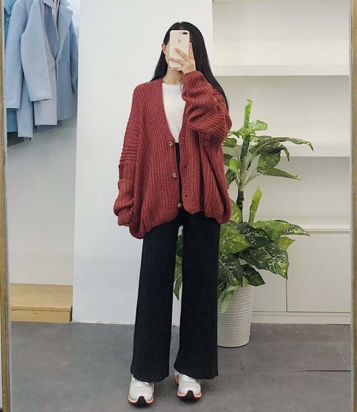 Áo len cardigan mix cùng quần tây lưng cao tạo nên phong cách thời trang công sở Hàn Quốc trẻ trung