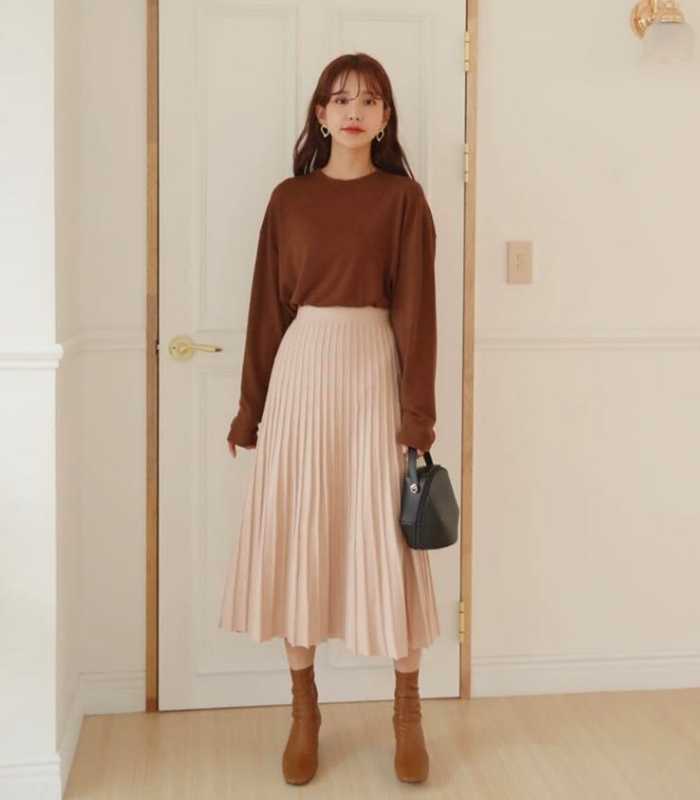 Thiết kế xếp ly là một trong những mẫu chân váy công sở Hàn Quốc được yêu thích nhất