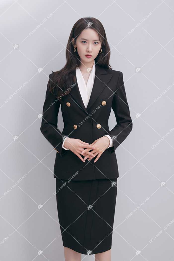 Chân váy zuyp cùng áo vest đen sang trọng, phong cách quý cô công sở