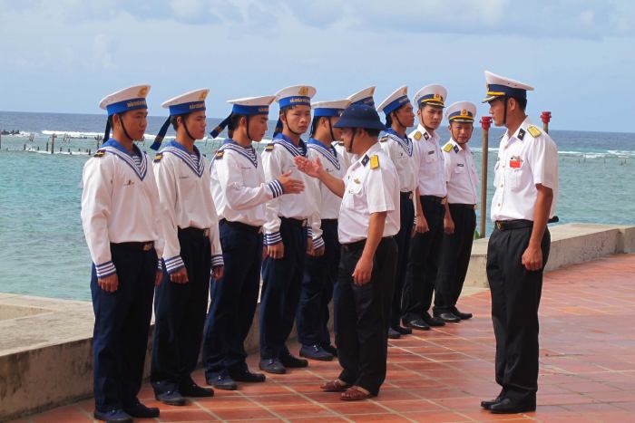 Thiết kế trang phục Hải Quân mang màu trắng - xanh chủ đạo
