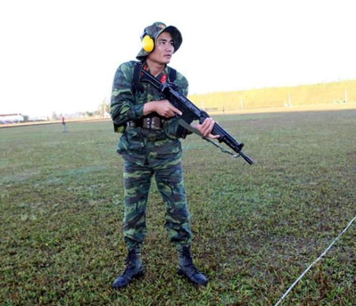 Một bộ quân phục bộ đội Việt Nam bao gồm quần áo và tư trang