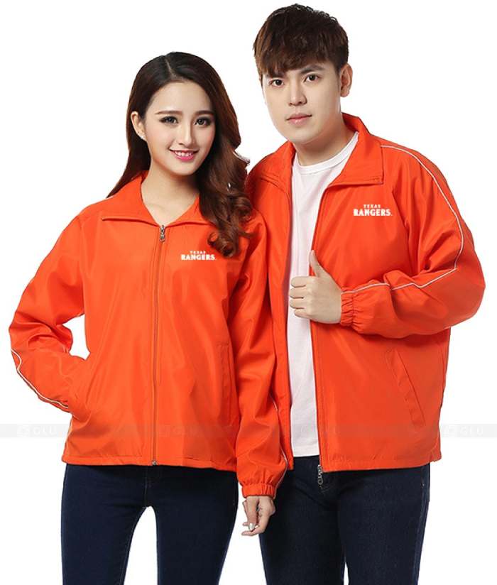 Xưởng may Hà Thành sản xuất áo khoác gió màu cam trẻ trung năng động