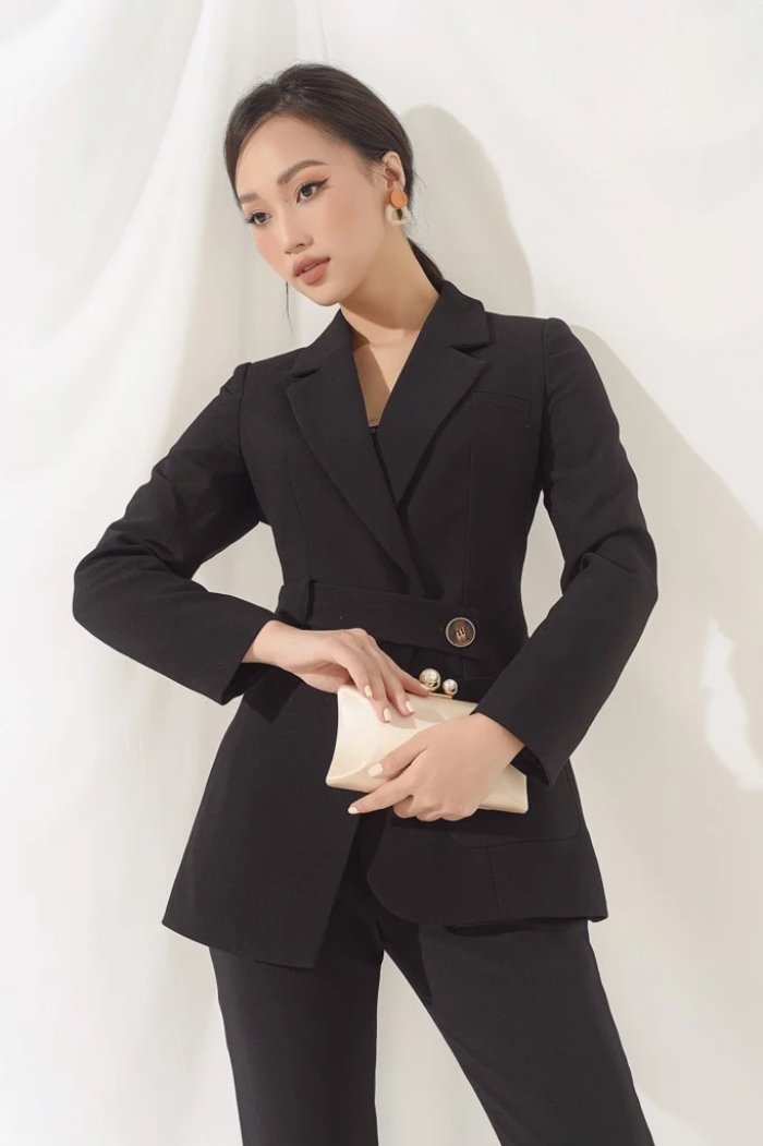 Bộ vest đen đồng phục công ty được thiết kế bởi Uniworld