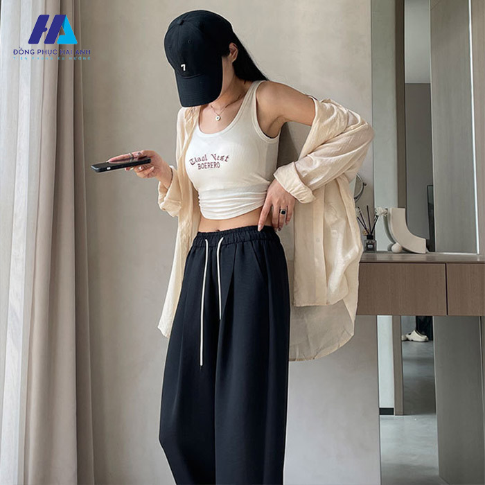 Set áo croptop kết hợp với quần ống rộng giúp tôn dáng người mặc 