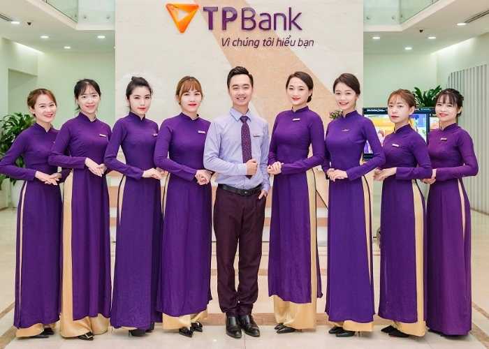 Mẫu áo dài đồng phục công sở màu tím đặc trưng của nhân viên TP Bank