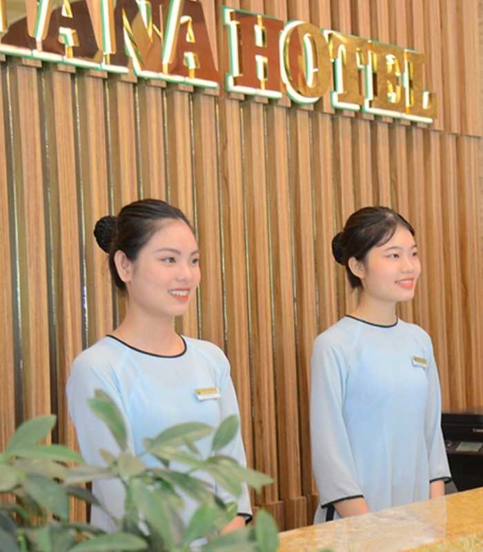 Mẫu áo dài lễ tân khách sạn đơn giản, hướng đến sự thân thiện và gần gũi khi tiếp xúc với khách hàng