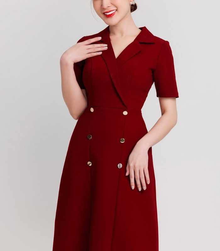 Váy cổ vest màu đỏ mận toát lên vẻ lịch sự và sang chảnh thời thượng