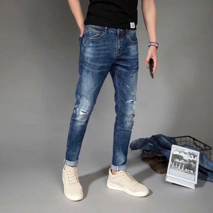Quần jeans xẻ gối - item yêu thích của nhiều chàng trai