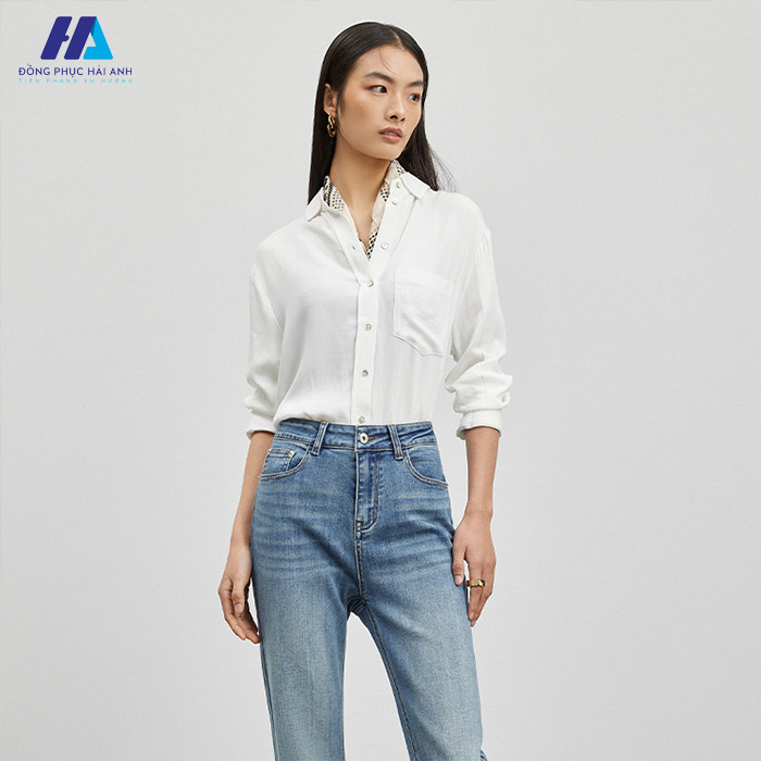 Trẻ trung và năng động cùng set đồ áo sơ mi và quần jeans