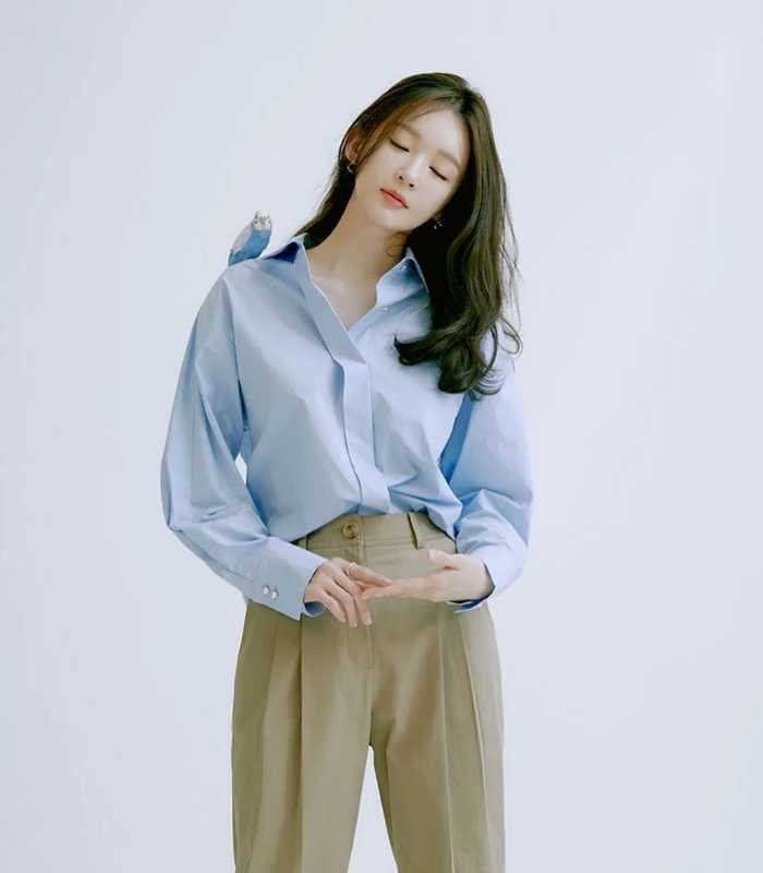 Quần tây màu rêu kết hợp sơ mi xanh tươi mát, cho set quần áo phong cách Hàn Quốc nữ thanh lịch