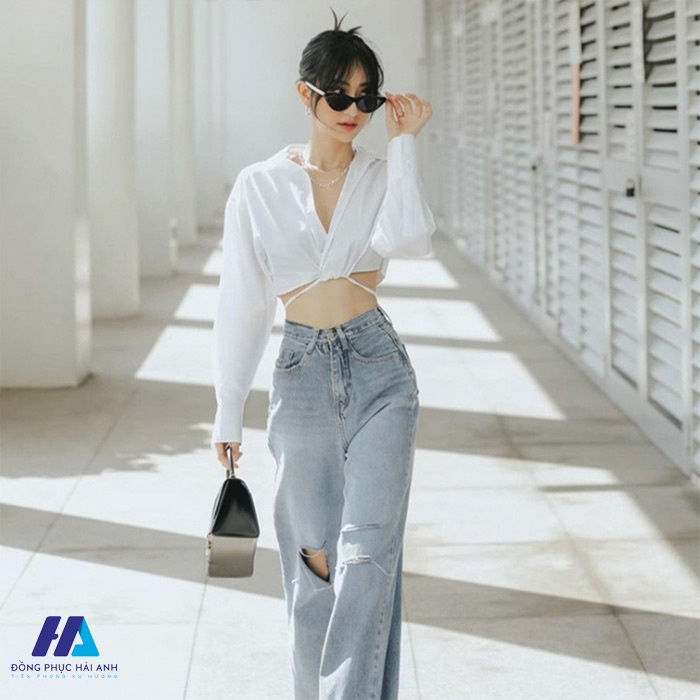 Cách phối quần jeans ống rộng cùng áo croptop 