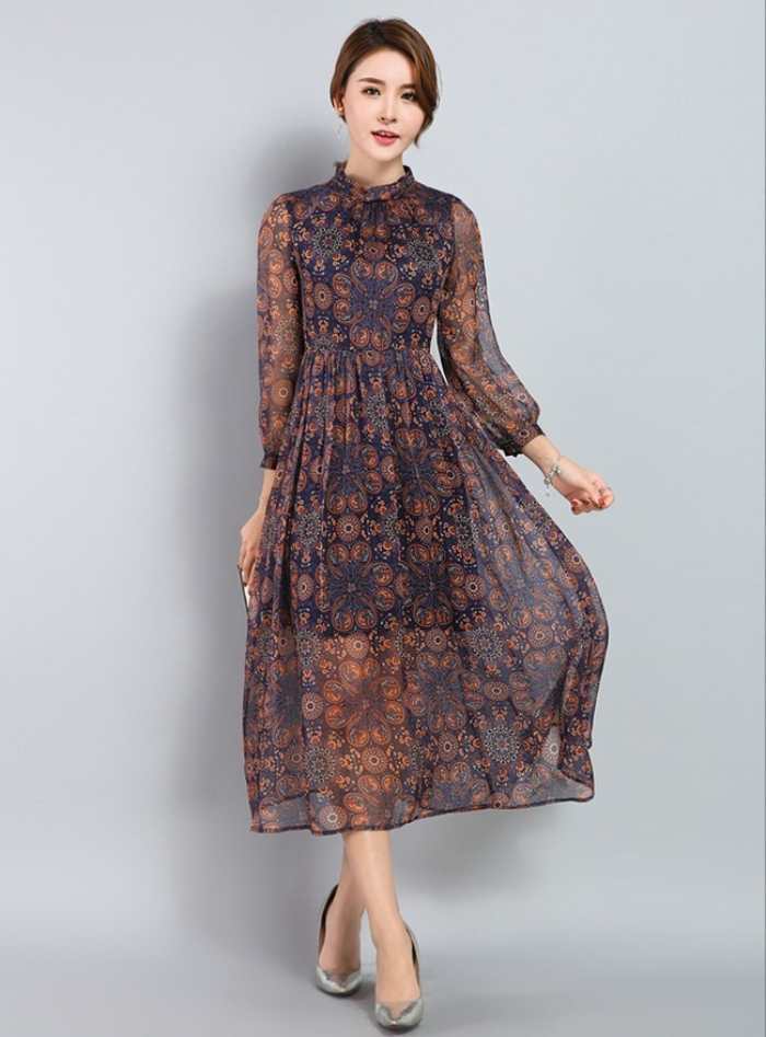 Váy maxi hoa nhí được thiết kế từ chất liệu vải voan mỏng mát