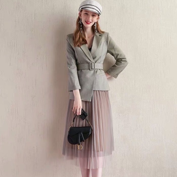 Vest thiết kế cách điệu phối hợp cùng chân váy xếp ly tạo nên outfit mang phong cách Pháp