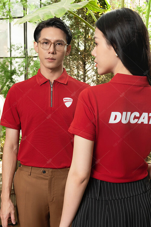 Mẫu áo đồng phục công ty có cổ màu đỏ đô (Hình 2)