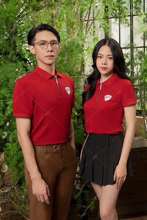 Mẫu áo đồng phục công ty có cổ màu đỏ đô (Hình 4)
