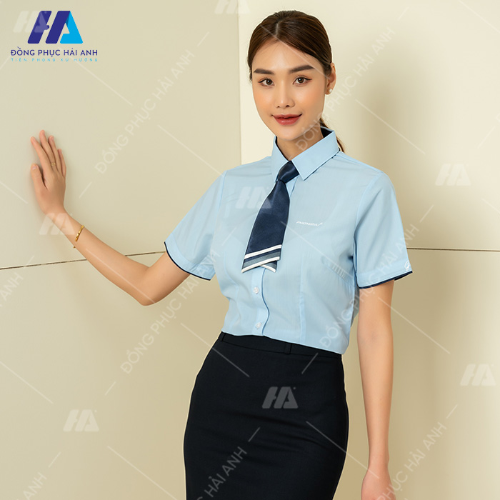 Màu xanh nhã nhặn nổi bật của mẫu áo sơ mi đồng phục