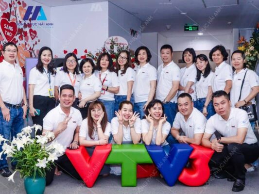 Áo polo đồng phục Ban thể thao truyền hình VTV3 lựa chọn là màu trắng