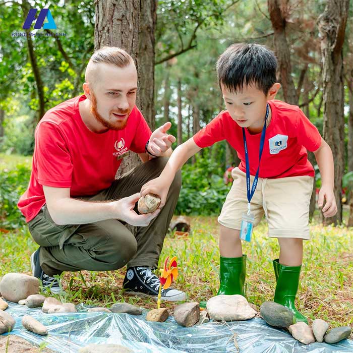 Thiết kế năng động, trẻ trung của mẫu áo thun cổ tròn đồng phục giáo viên mầm non Vinschoool