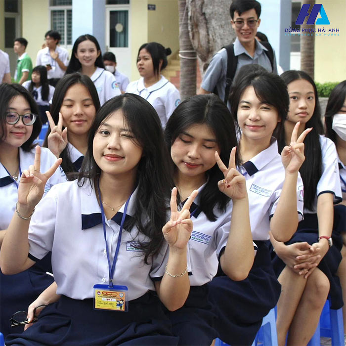Áo sơ mi đồng phục THPT Nguyễn Du truyền thống và thanh lịch cho học sinh