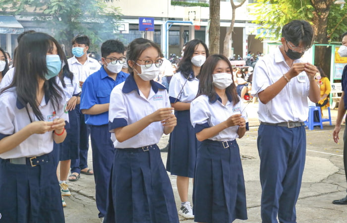 Áo sơ mi đồng phục Nguyễn Khuyến được phối kết hợp kiểu cổ điển cho học sinh nam và nữ