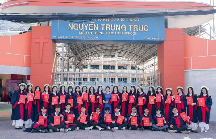 Áo tốt nghiệp đồng phục trường THPT Nguyễn Trung Trực Gò Vấp