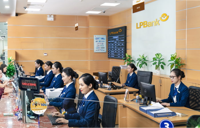 Đồng phục áo vest Ngân hàng Bưu điện Liên Việt LPbank có thiết kế trang trọng