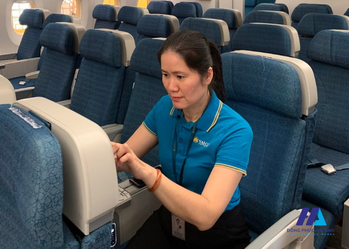 Thiết kế áo thun nhân viên Vietnam Airlines với màu xanh và logo đặc trưng