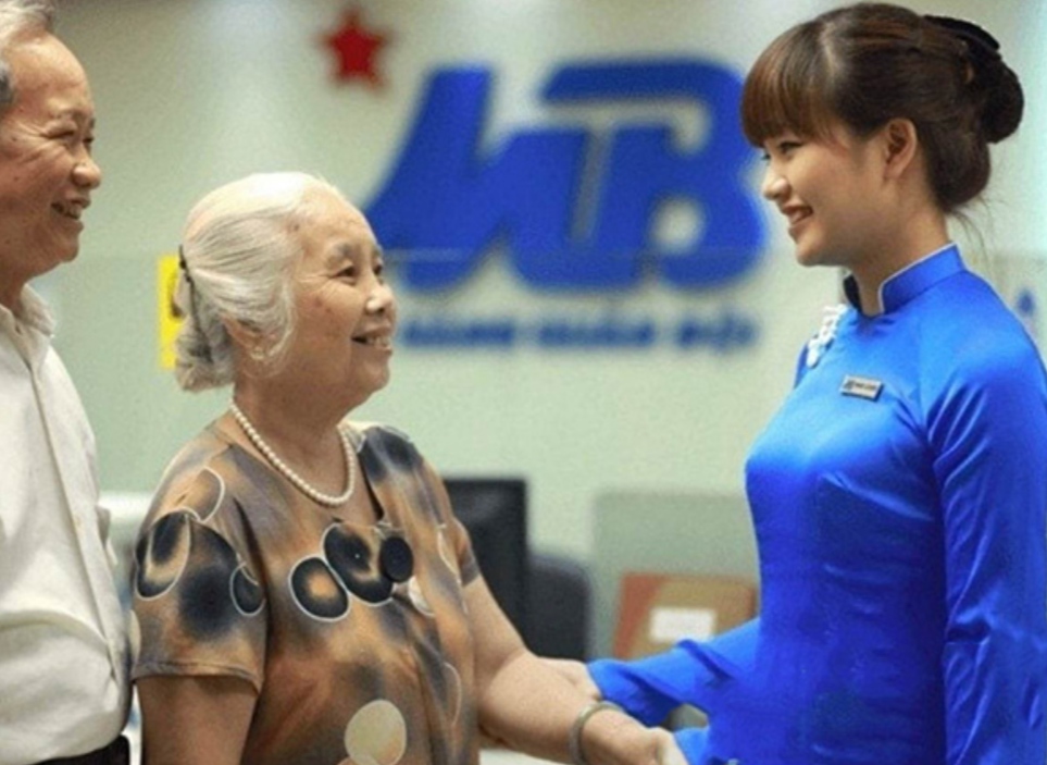 Đồng phục MB Bank áo dài giúp nhân viên nữ trông dịu dàng