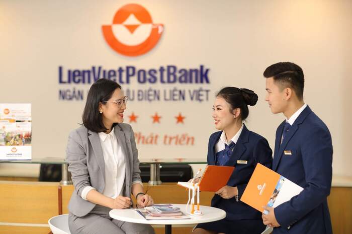 Đồng phục Liên Việt Post Bank có thiết kế sang trọng, lịch sự
