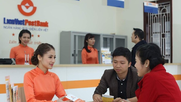 Sắc cam nổi bật và ấn tượng của tà áo dài đồng phục Liên Việt Post Bank
