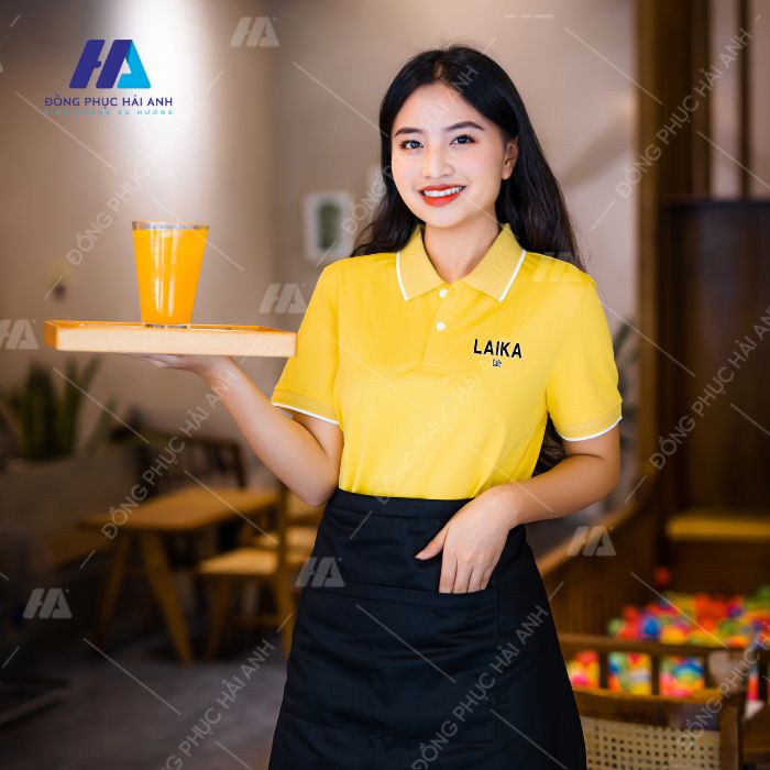 Đồng phục nhân viên cafe Laika với tạp dề đồng phục nửa thân giúp hình ảnh nhân viên chuyên nghiệp