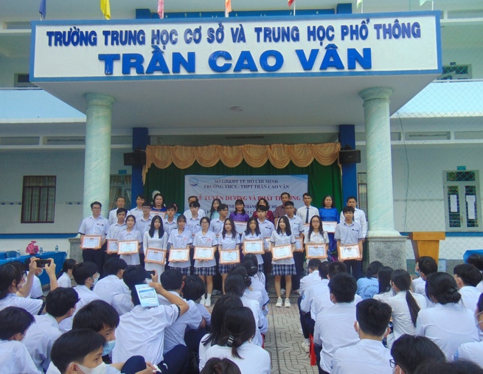 đồng phục trường Trần Cao Vân là những mẫu uniform hiện đại, năng động