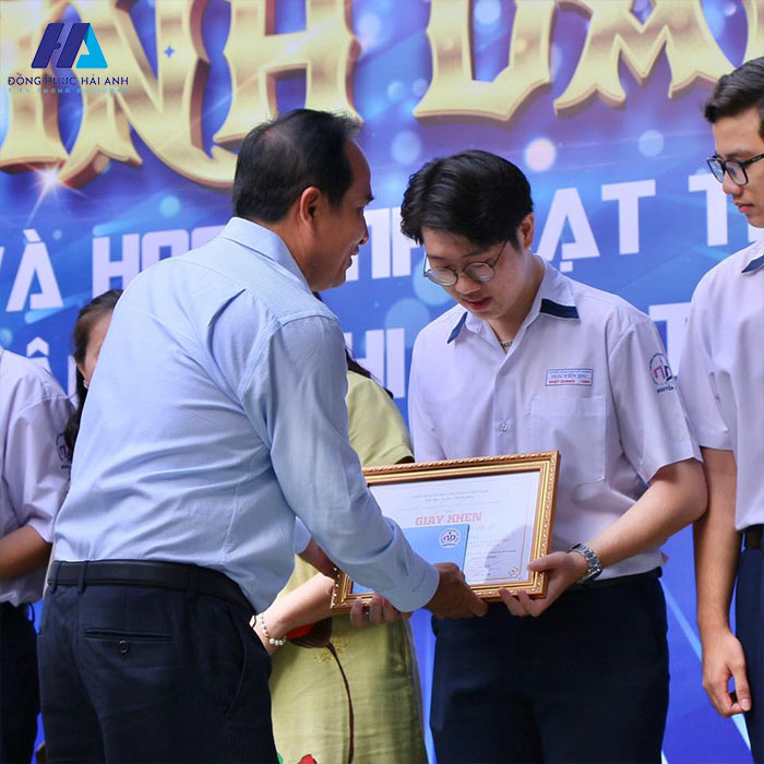 Trường THPT Nguyễn Du là một trường có truyền thống lâu đời cùng các mẫu đồng phục