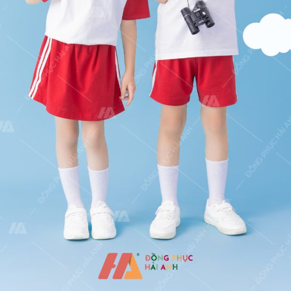 Mẫu quần đùi và chân váy đỏ đồng phục mầm non trẻ em- đồng phục Hải Anh