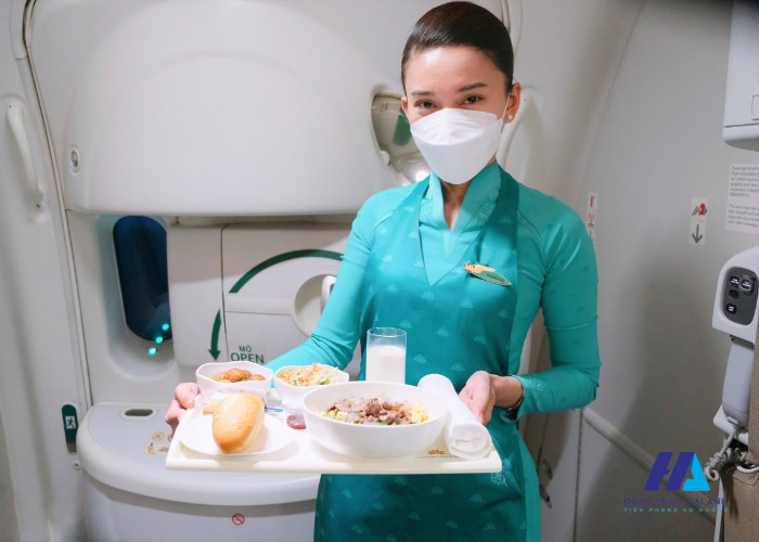 Tạp dề đồng phục tiếp viên Vietnam Airlines được sử dụng khi phục vụ các bữa ăn