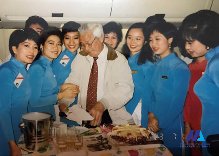 Mẫu áo dài màu xanh dương của tiếp viên hàng không Vietnam Airlines