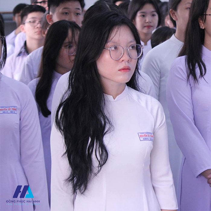Mẫu áo dài đồng phục đồng phục trường THPT Nguyễn Tất Thành với sắc trắng trong trẻo