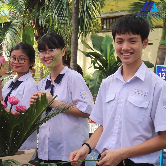 Đồng phục trường THPT Trần Hữu Trang đơn giản và thanh lịch cho tuổi học sinh