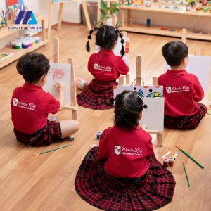 Đồng phục đỏ phối kẻ trường quốc tế WonderKids Montessori School