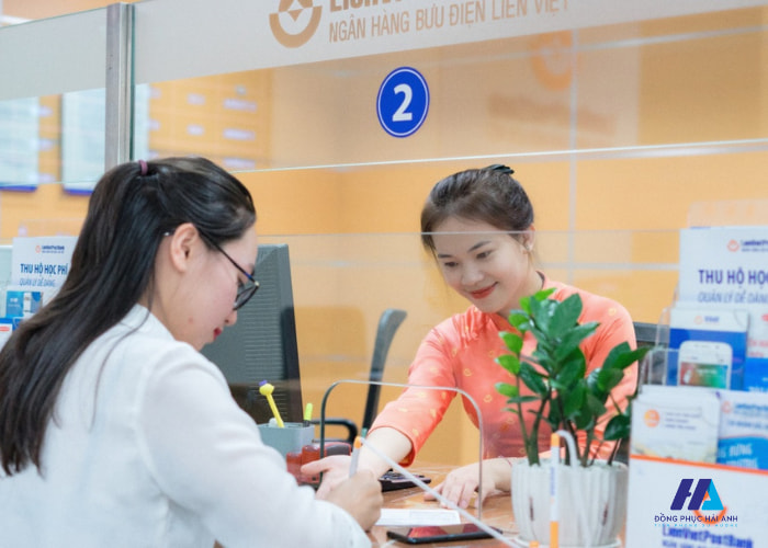 Đồng phục ngân hàng Liên Việt giúp tạo dựng niềm tin với khách hàng