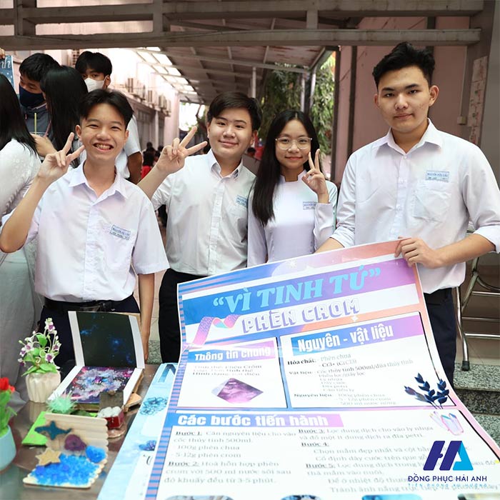 Đồng phục trường THPT Nguyễn Hữu Cầu sử dụng áo sơ mi trắng cho nam và áo dài cho nữa chính thức