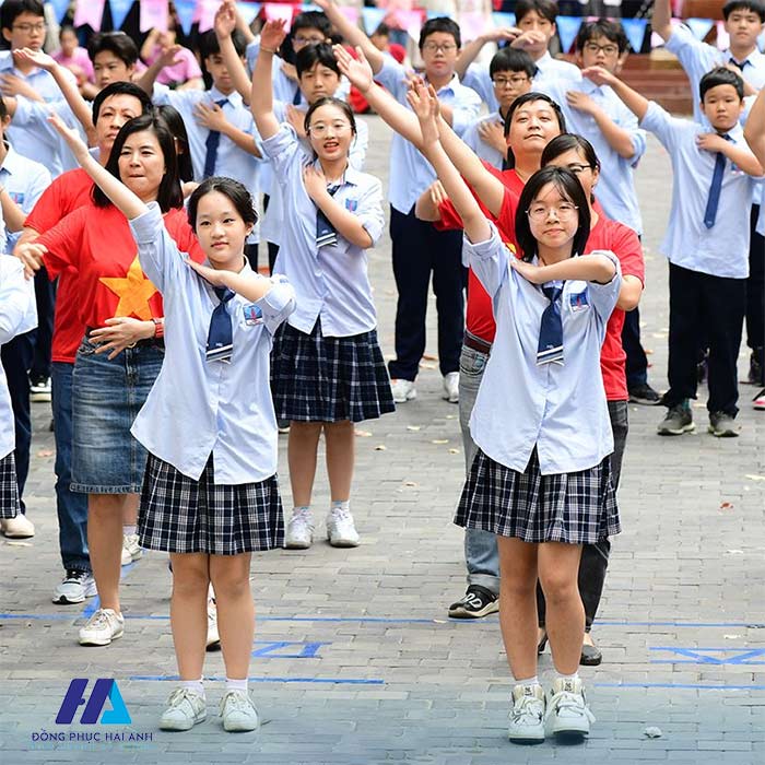 Áo sơ mi đồng phục Nguyễn Siêu cấp THCS và THPT có thiết kế giống với cấp tiểu học