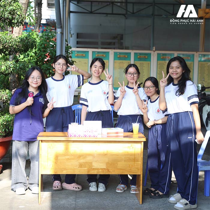 Đồng phục thể dục của trường THPT Nguyễn Hữu Cầu là mẫu áo thun cổ tròn có màu trắng là nền màu chủ đạo