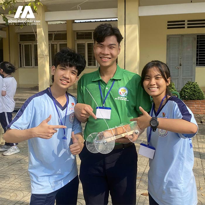 Mẫu áo thun đồng phục THPT Nguyễn Tất Thành với màu xanh nhạt