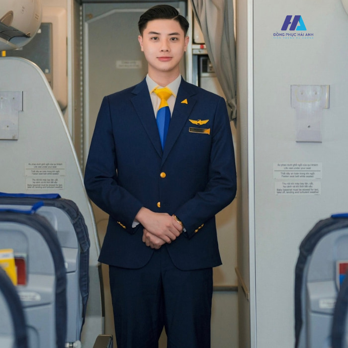 Đồng phục tiếp viên nam Vietravel Airlines được thiết kế chỉn chu và chuyên nghiệp