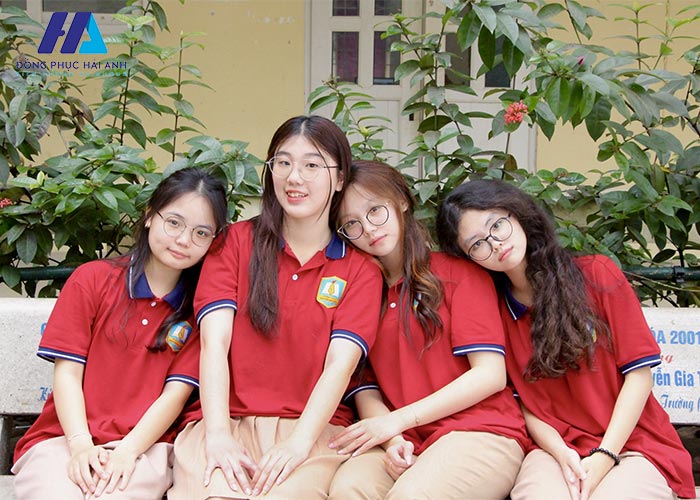 Đồng phục thể dục Nguyễn Gia Thiều có 3 màu riêng biệt là màu đỏ, xanh dương, vàng đại diện cho 3 khối học sinh của trường